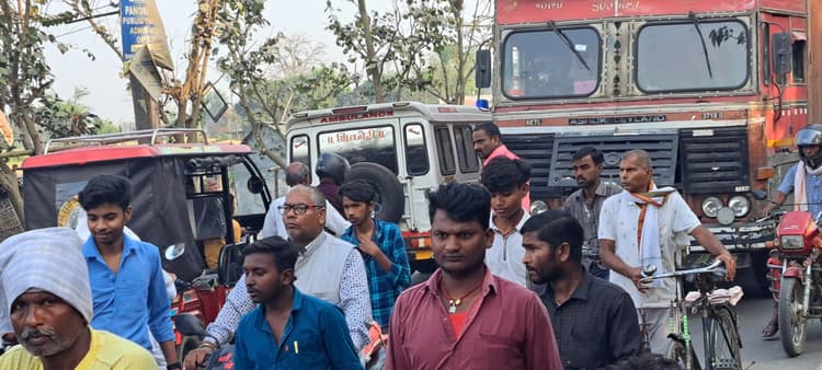 अतिक्रमणकारियों के कब्जा से एसएच 91 पर जाम, प्रशासन मौन