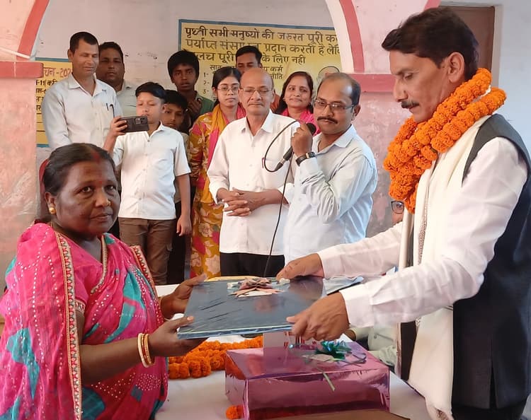 सेवानिवृति पर शिक्षक को दी गयी विदाई