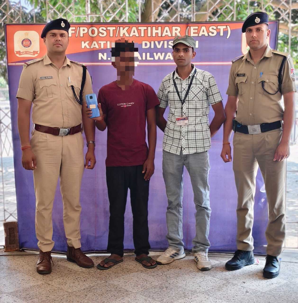 चोरी के मोबाइल के साथ आरोपित गिरफ्तार