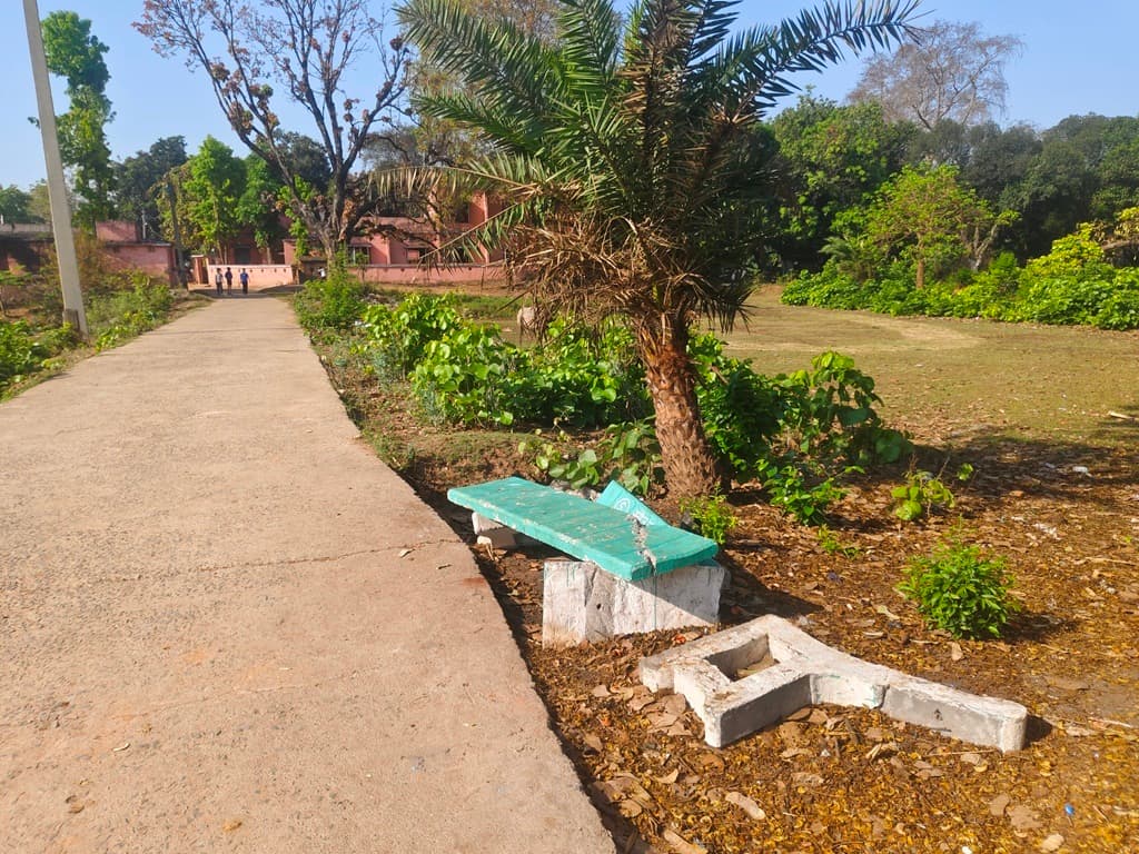 चार माह में ही टूटने लगीं नपं की सीमेंटेड बेंच, गुणवत्ता पर उठे सवाल