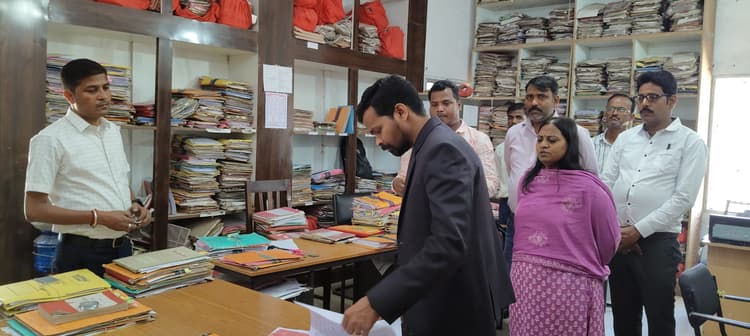 कार्यालय के बाहरी बरामदे की रंगाई-पुताई दो दिनों में करें पूर्ण: डीएम