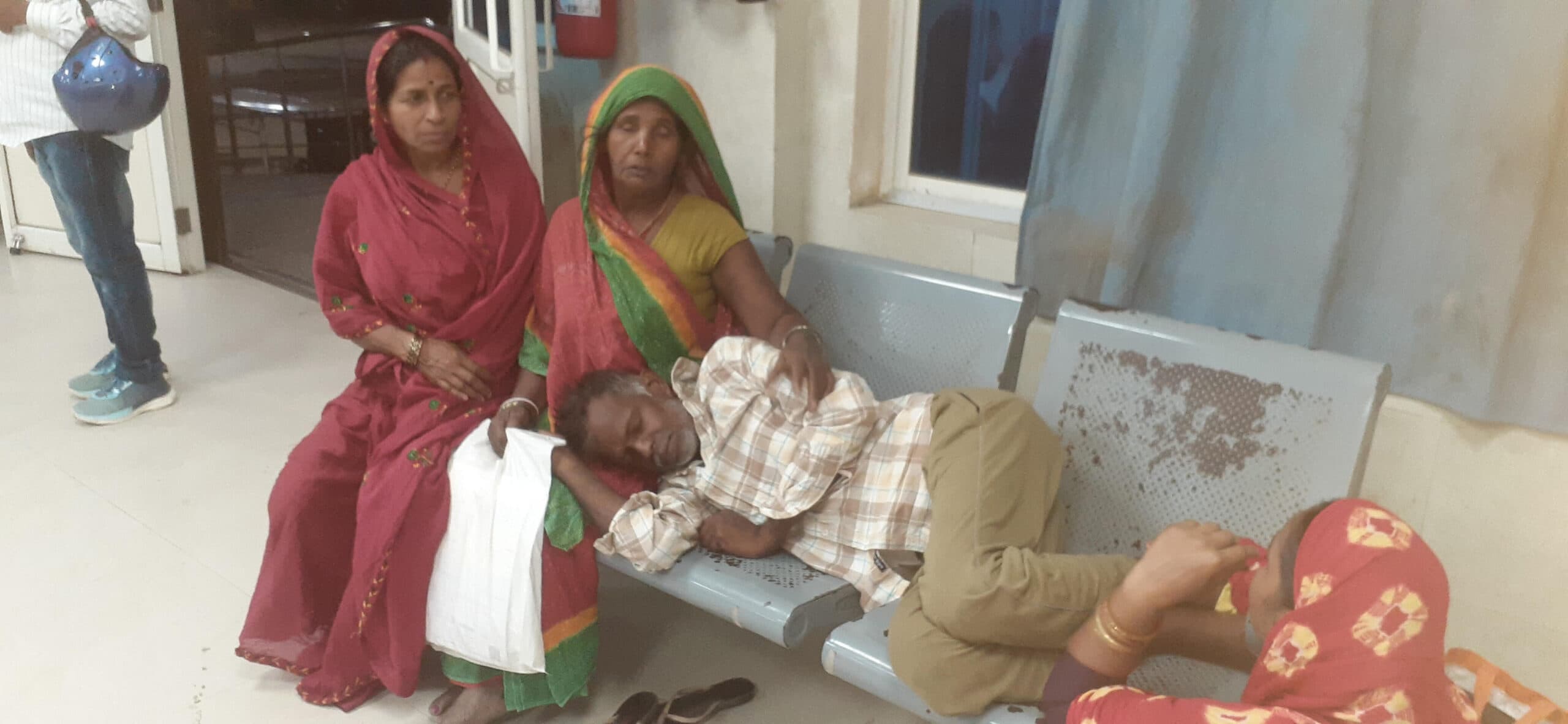 किडनी बीमारी से ग्रस्त मरीज को सदर अस्पताल में नहीं मिली एंबुलेंस