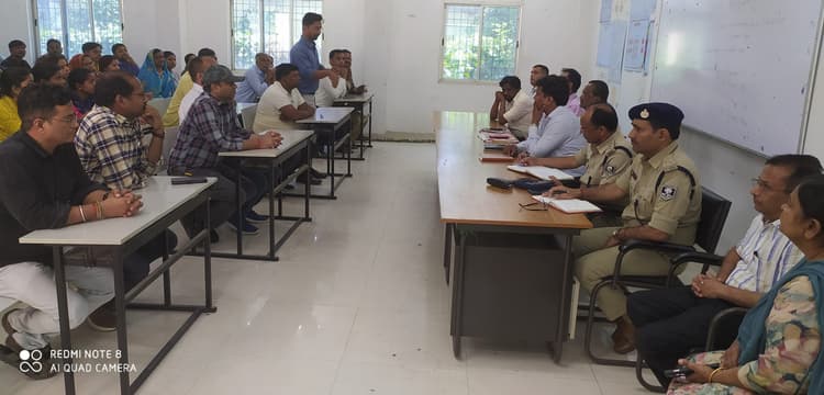 पदाधिकारी के आश्वासन के बाद चिकित्सक व कर्मी काम पर वापस लौटने को हुए राजी