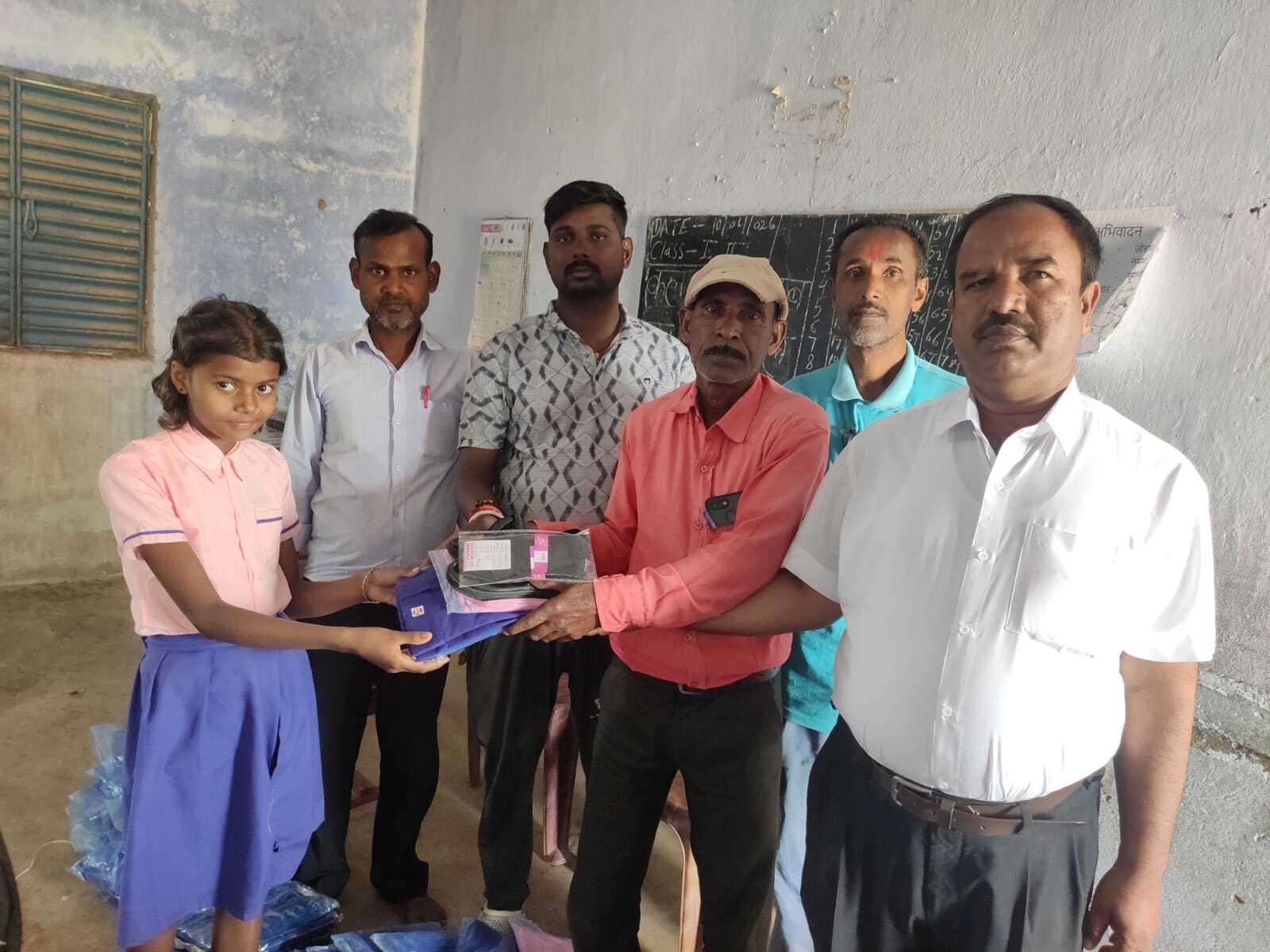 विद्यार्थियों के बीच किया गया पोशाक का वितरण