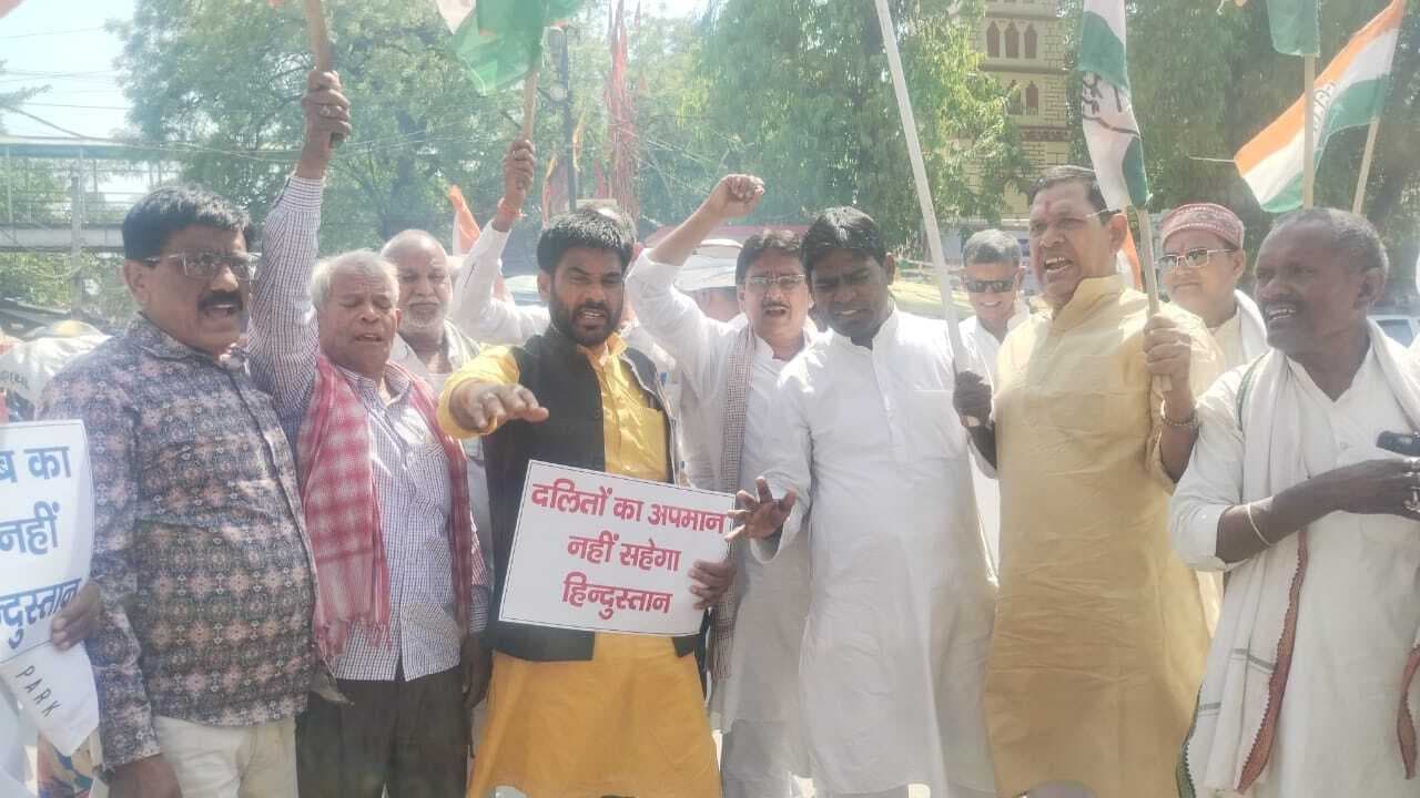 खड़गे पर टिप्पणी के विरोध में कांग्रेस का प्रदर्शन