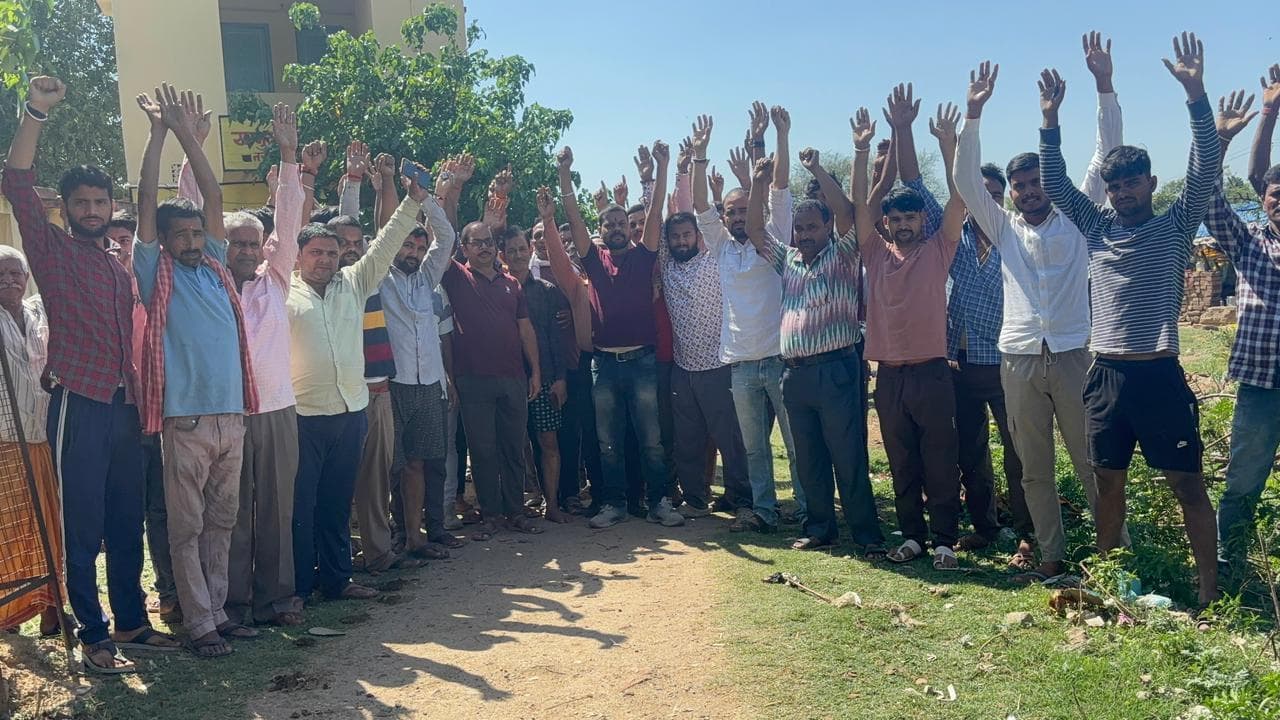 उलाय नदी घाट के पास शहर का कूड़ा फेंकने पर ग्रामीणों ने किया विरोध