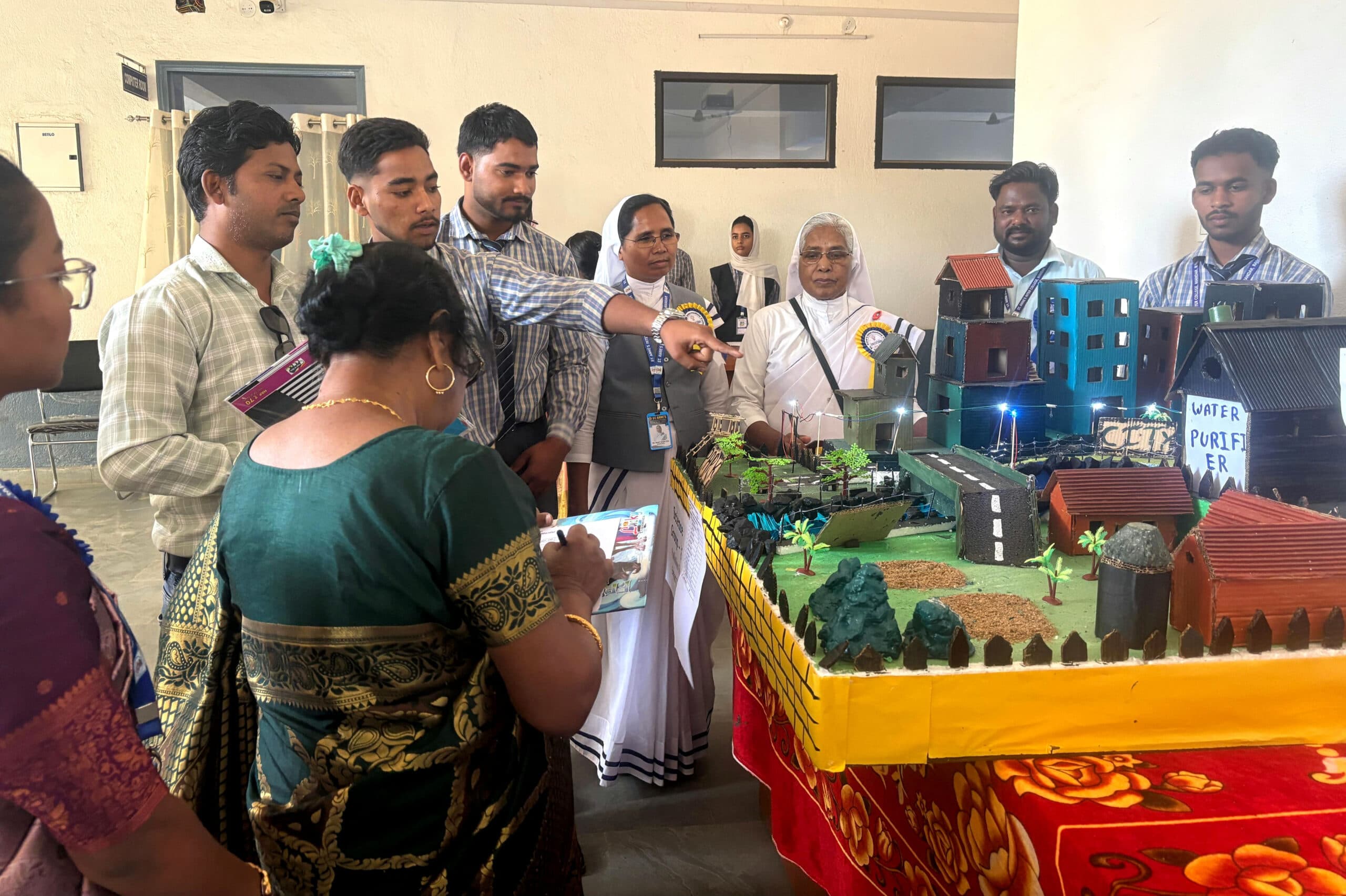 कॉलेज में विज्ञान व कला प्रदर्शनी