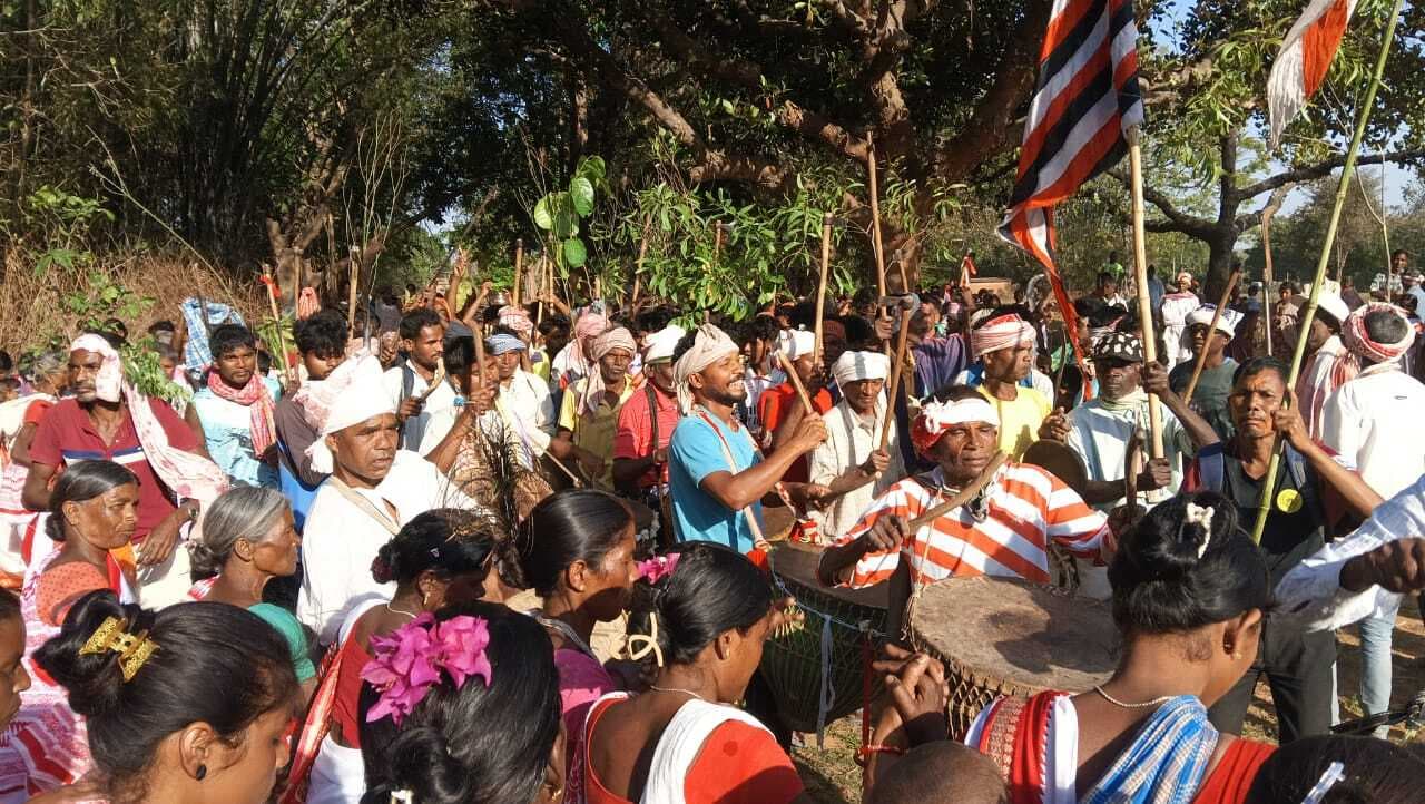 विशु शिकार  से लौटे ग्रामीण, स्वागत