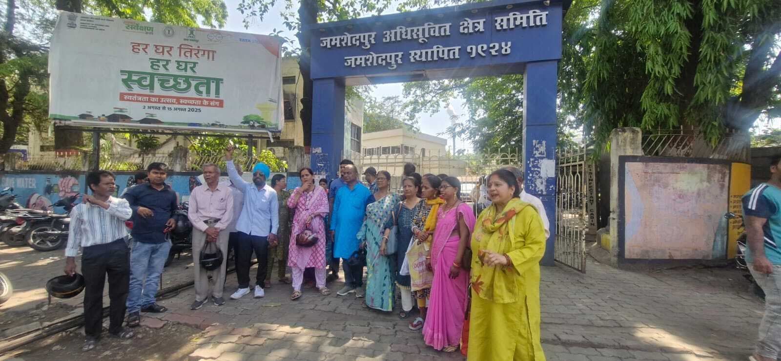 लाभुकों ने पूछा- कब मिलेगी चाबी, डीसी बोले- 30 अप्रैल तक होगा गृह प्रवेश