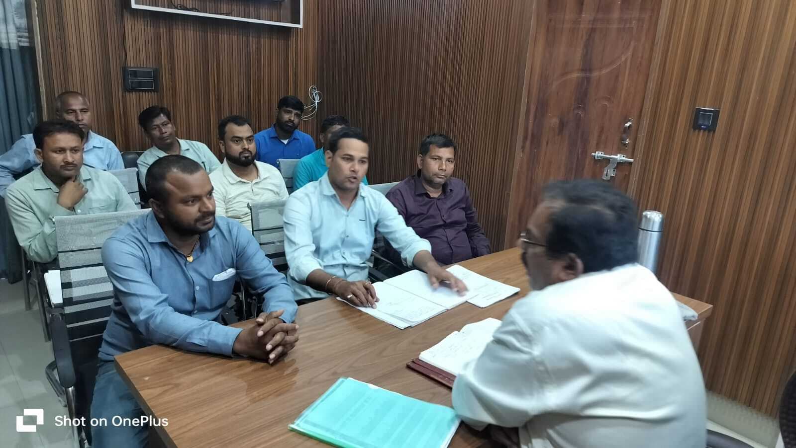 आवास योजना को लेकर बीडीओ ने की आवास सहायकों के साथ बैठक