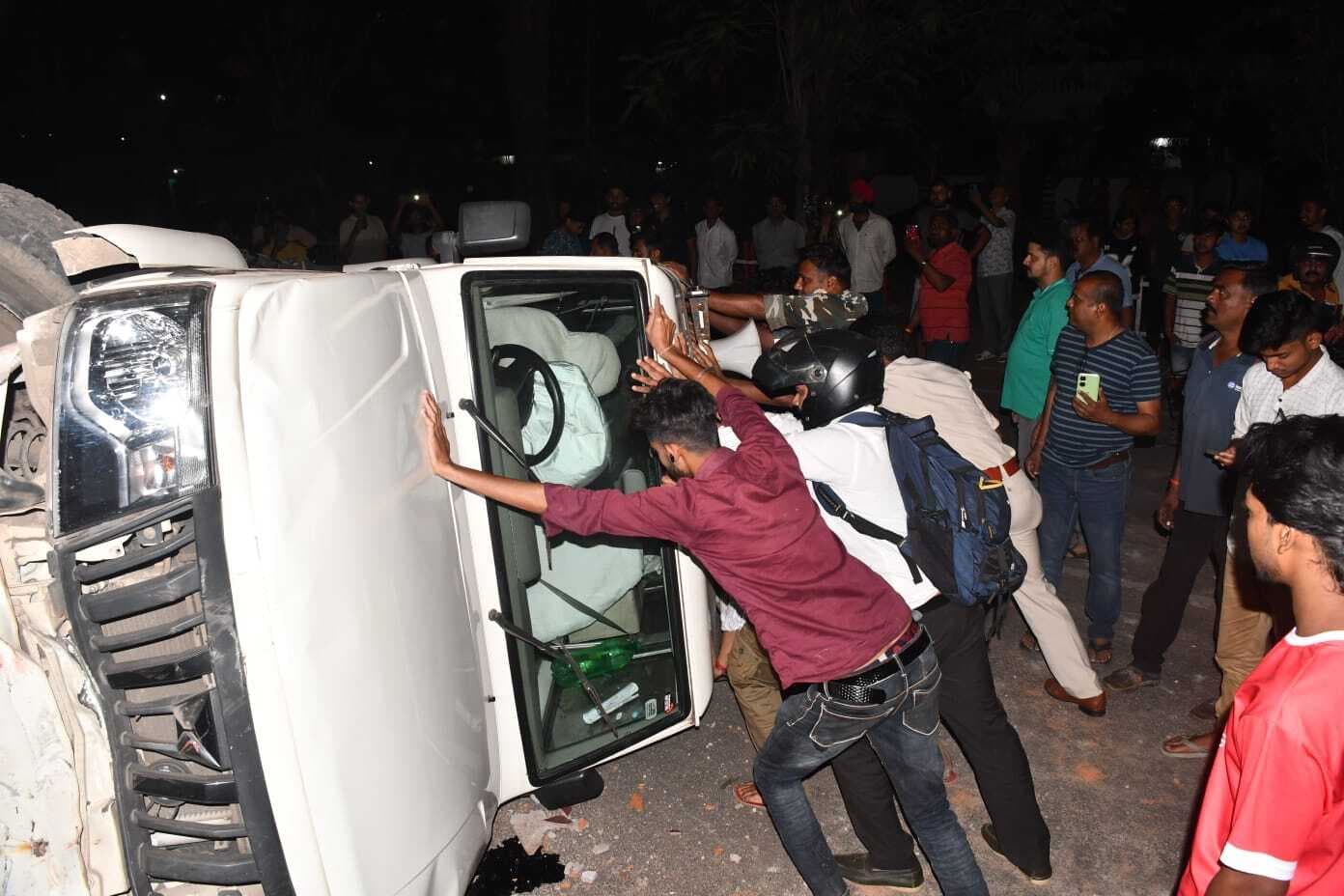 Bokaro News : मवेशी को बचाने में चास बीडीओ की गाड़ी पलटी