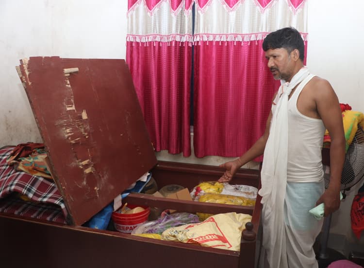 Jamshedpur News : पड़ोसी के साथ कर रहा था मारपीट, पुलिस ले गयी थाना तो खुला 15 लाख की चोरी का राज