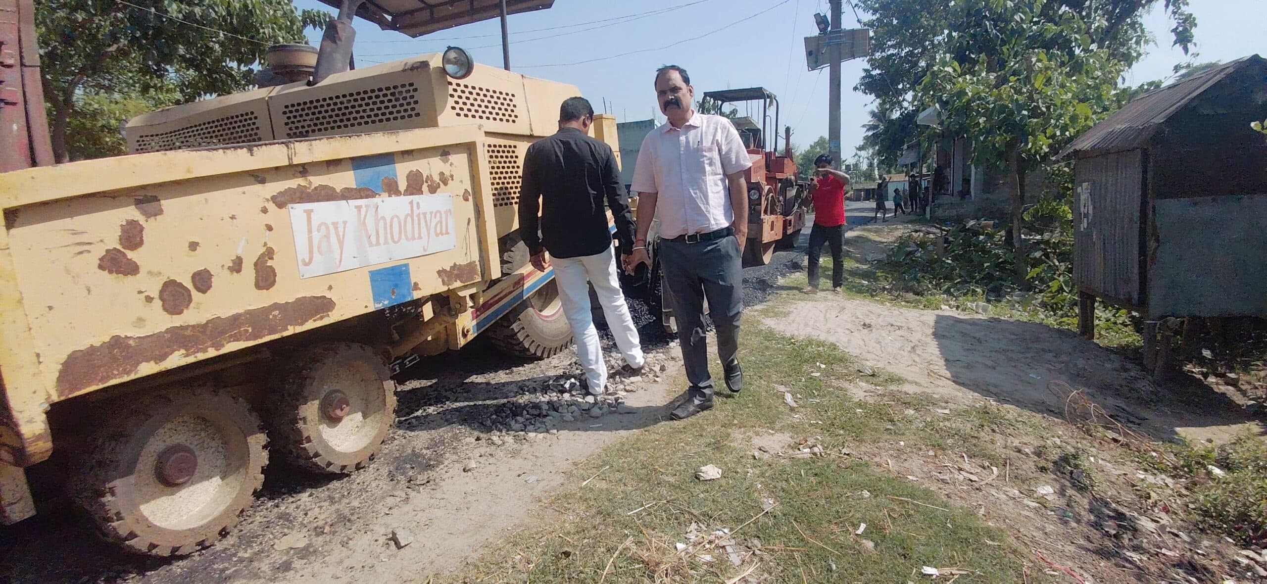 सड़क निर्माण में गड़बड़ी का आरोप, जांच में सामने आई लापरवाही