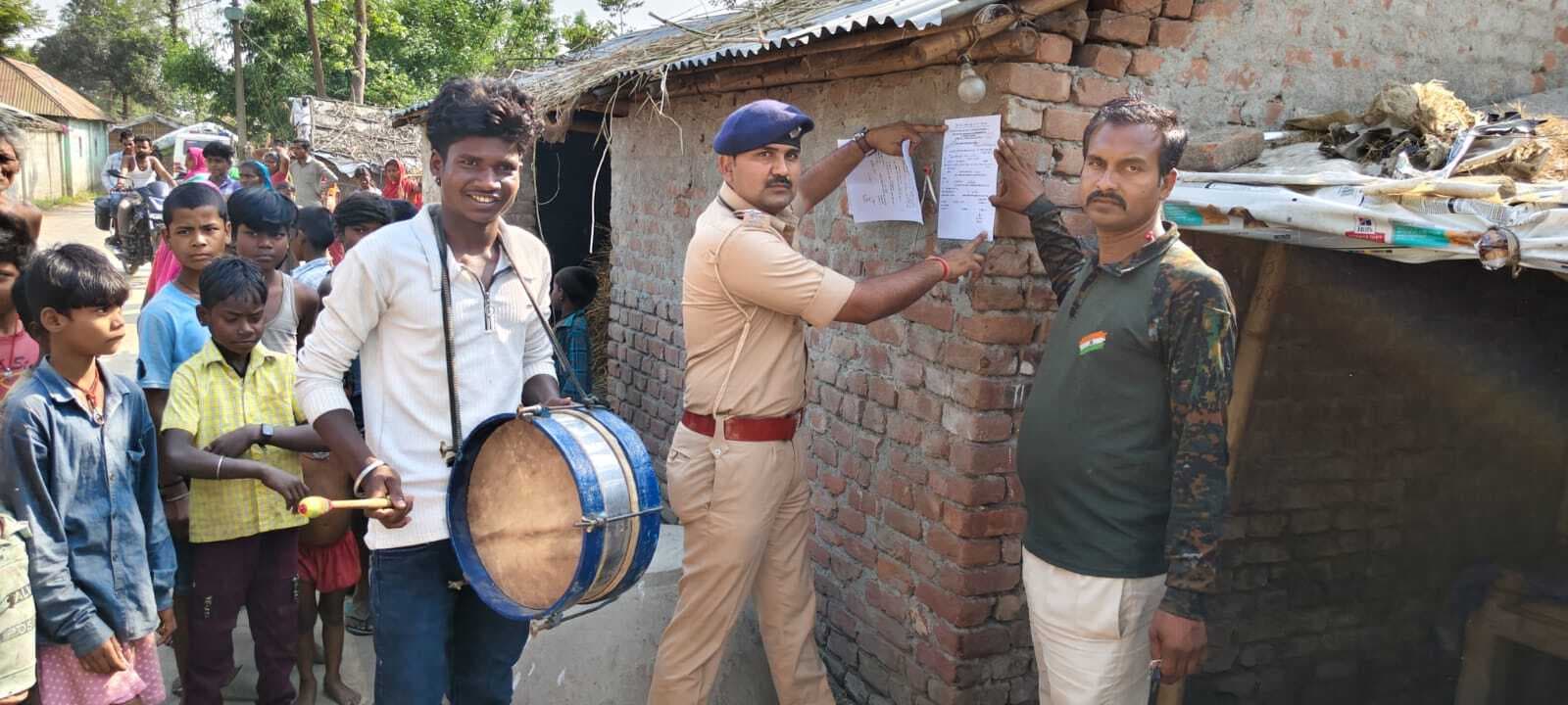 प्रिंस हत्याकांड: फरार आरोपियों के घर पुलिस ने चिपकाया इश्तेहार