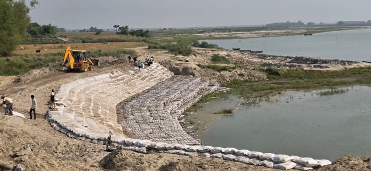 बाढ़ संघर्षात्मक कार्य में विभाग व संवेदक कर रहे खानापूर्ति