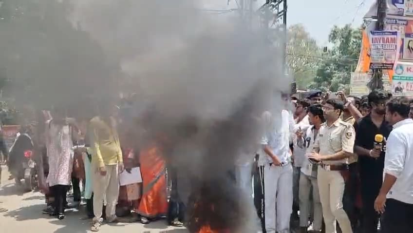 परीक्षा तिथि में बदलाव को लेकर छात्रों का गुस्सा सड़कों पर फूट पड़ा