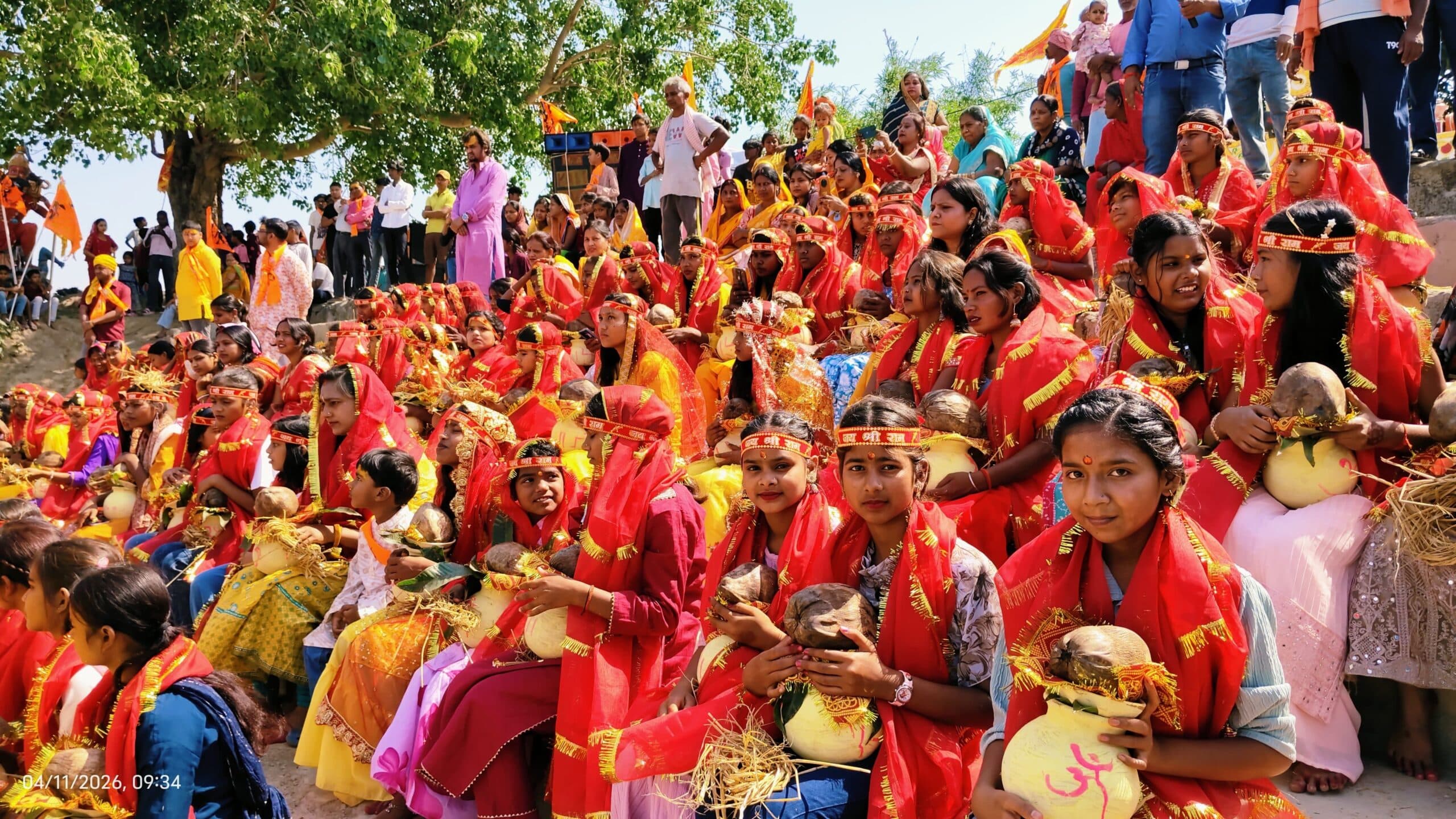 कजरा में निकाली गयी कलश शोभायात्रा, श्रद्धालुओं की उमड़ी भीड़