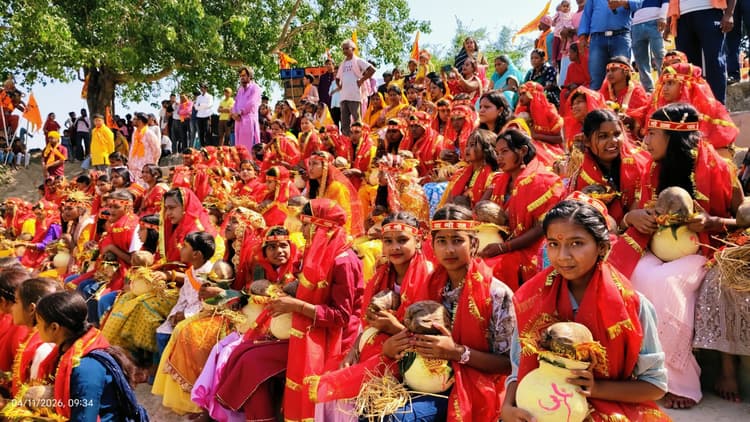 कजरा में निकाली गयी कलश शोभायात्रा, श्रद्धालुओं की उमड़ी भीड़