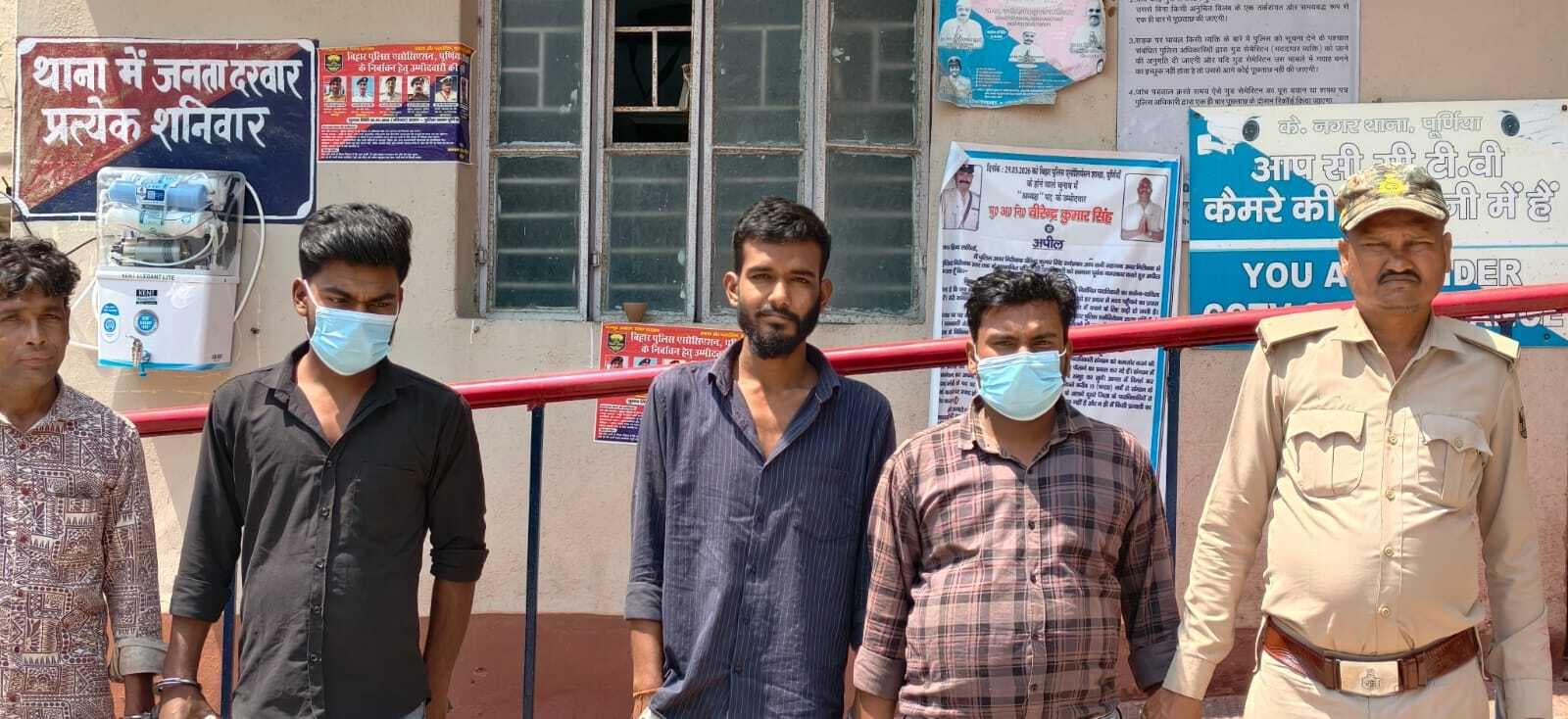 नशे में हंगामा करते चार युवक गिरफ्तार