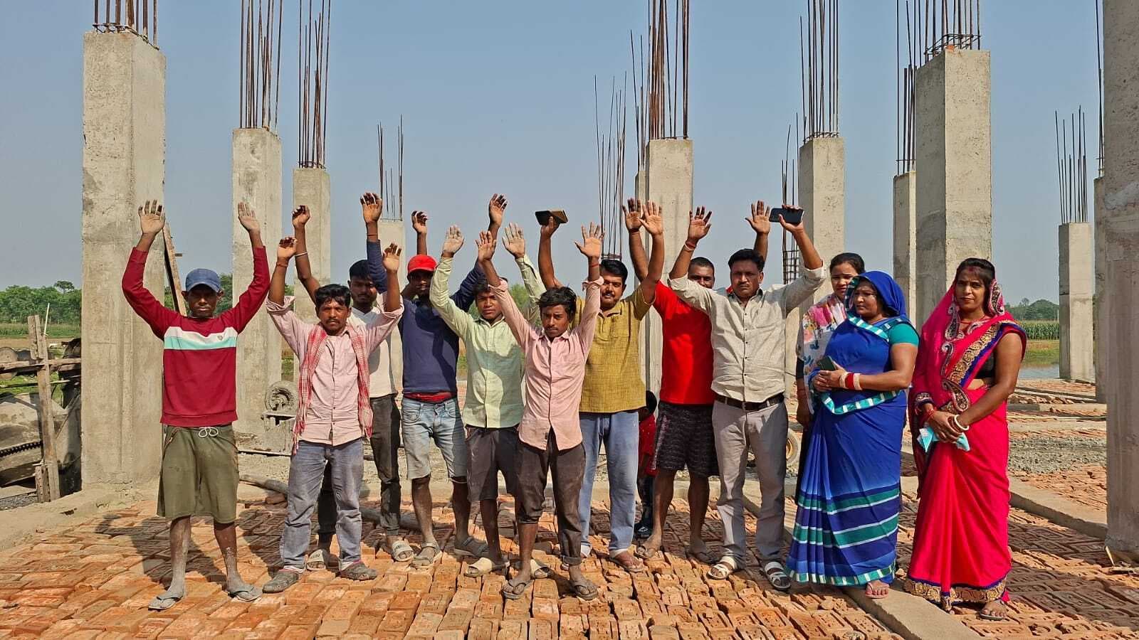 पंचायत भवन निर्माण में अनियमितता, प्रदर्शन