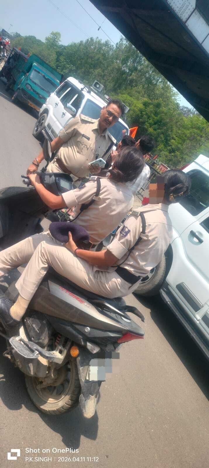 यातायात नियम तोड़ने वाले दो पुलिस का काटा चालान