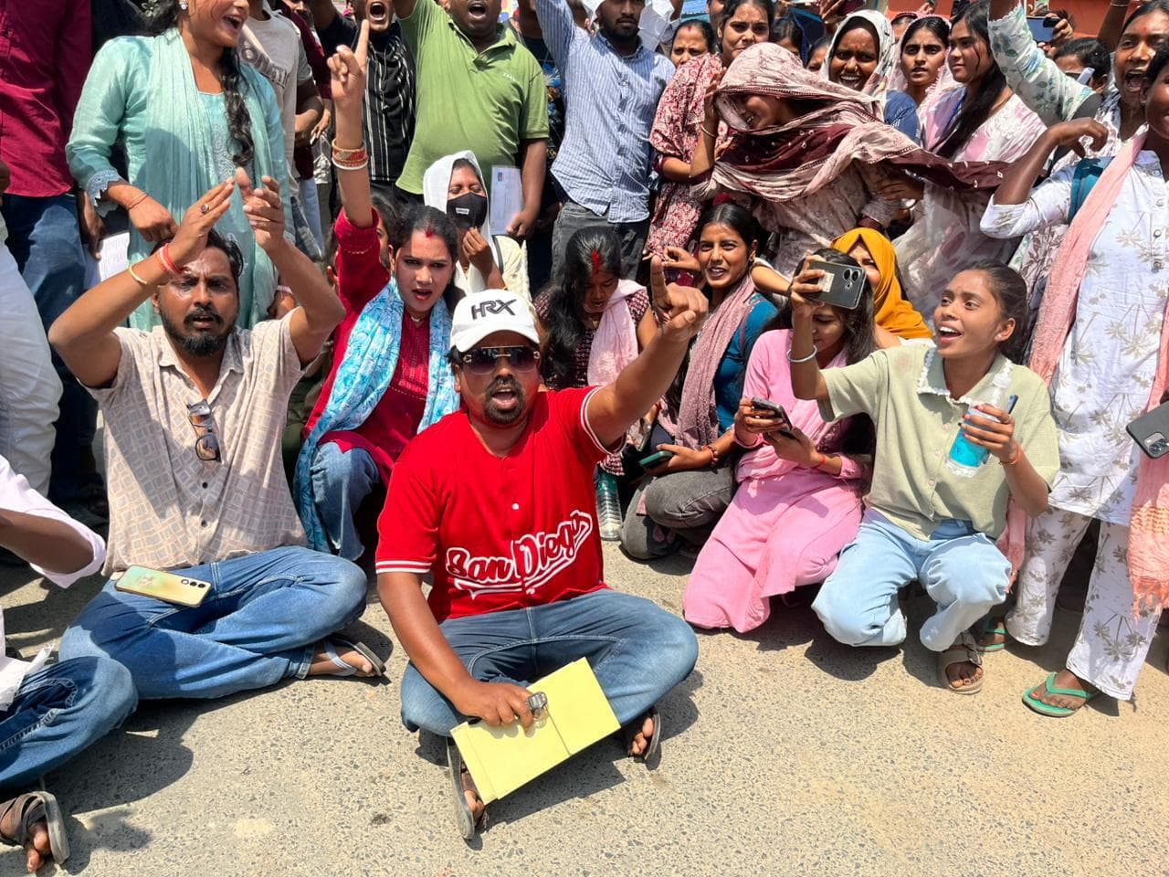 बिना कारण यूजी दूसरी पाली की परीक्षा स्थगित की सूचना पर छात्रों का फूटा गुस्सा