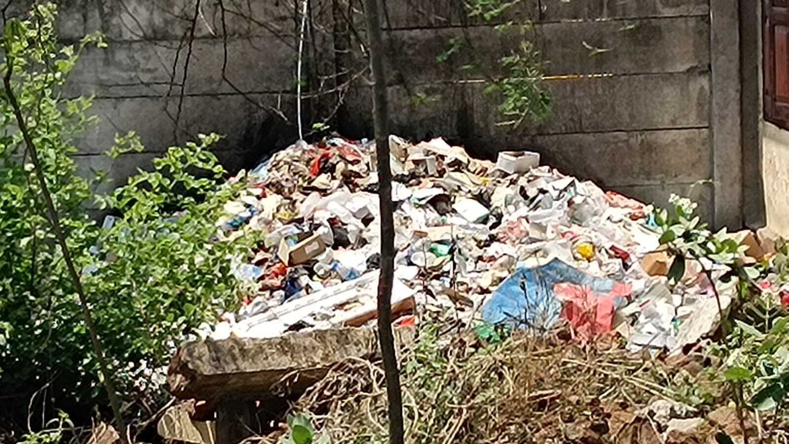 एक कमरे में ओपीडी, रजिस्ट्रेशन व दवा वितरण, अव्यवस्था से जूझता मलयपुर उप स्वास्थ्य केंद्र