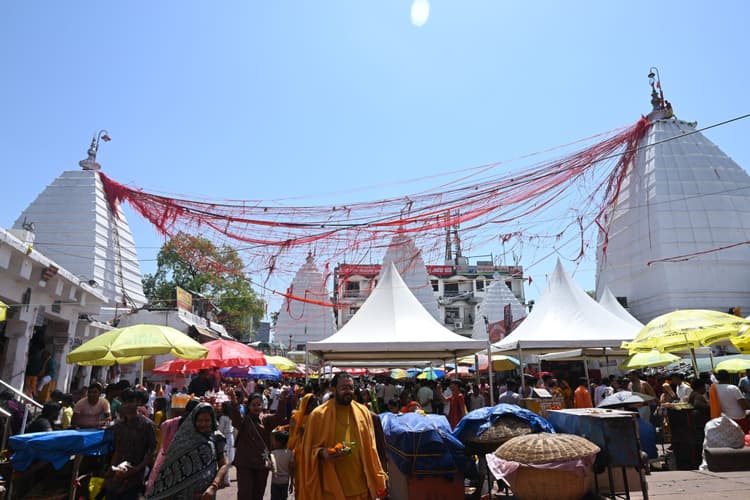 Deoghar News : उमस भरी गर्मी के बीच बाबा मंदिर में उमड़े भक्त