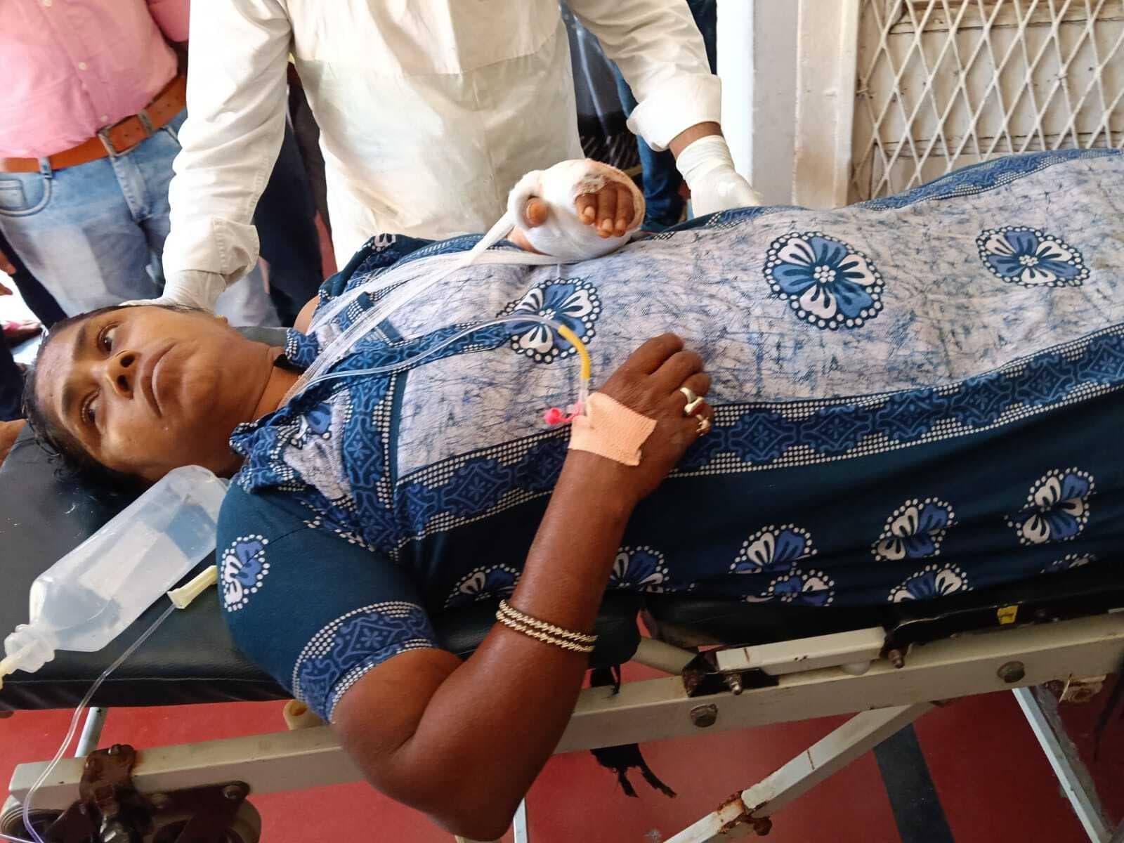 काम के दौरान महिला रेलकर्मी समेत दो घायल