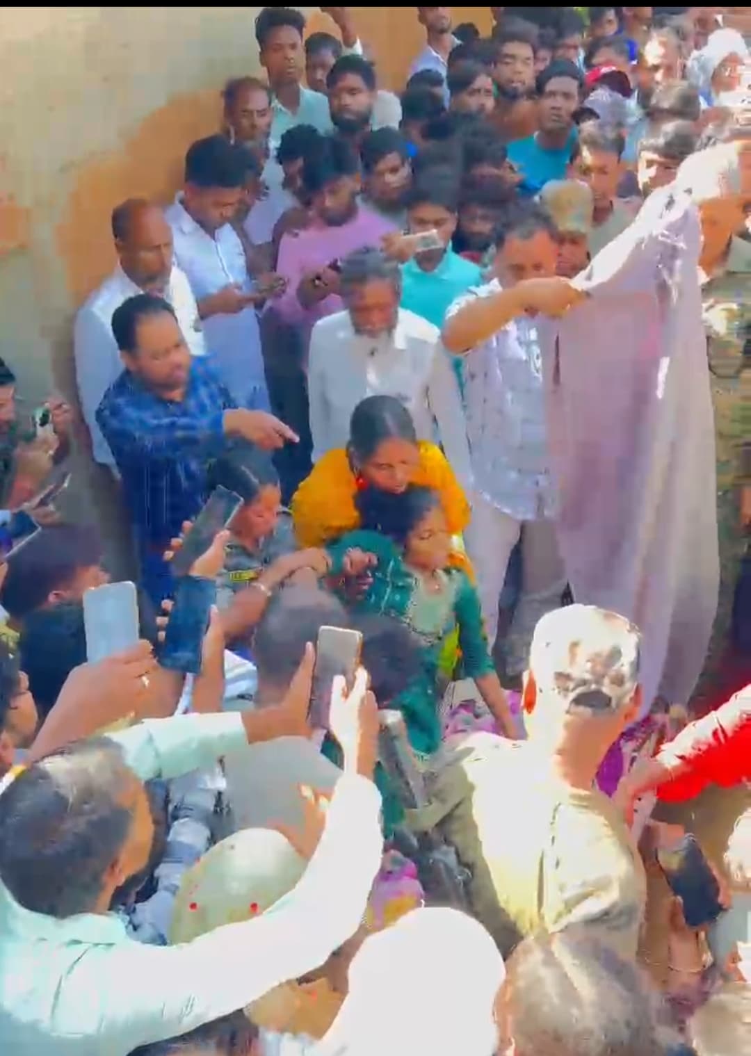 Gridih News : संदेहास्पद स्थिति में फांसी के फंदे से झूलती मिली विवाहिता