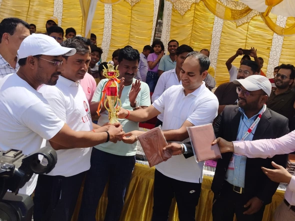 फ्रेंडली मैच में बिजली विभाग की टीम पांच विकेट से विजयी