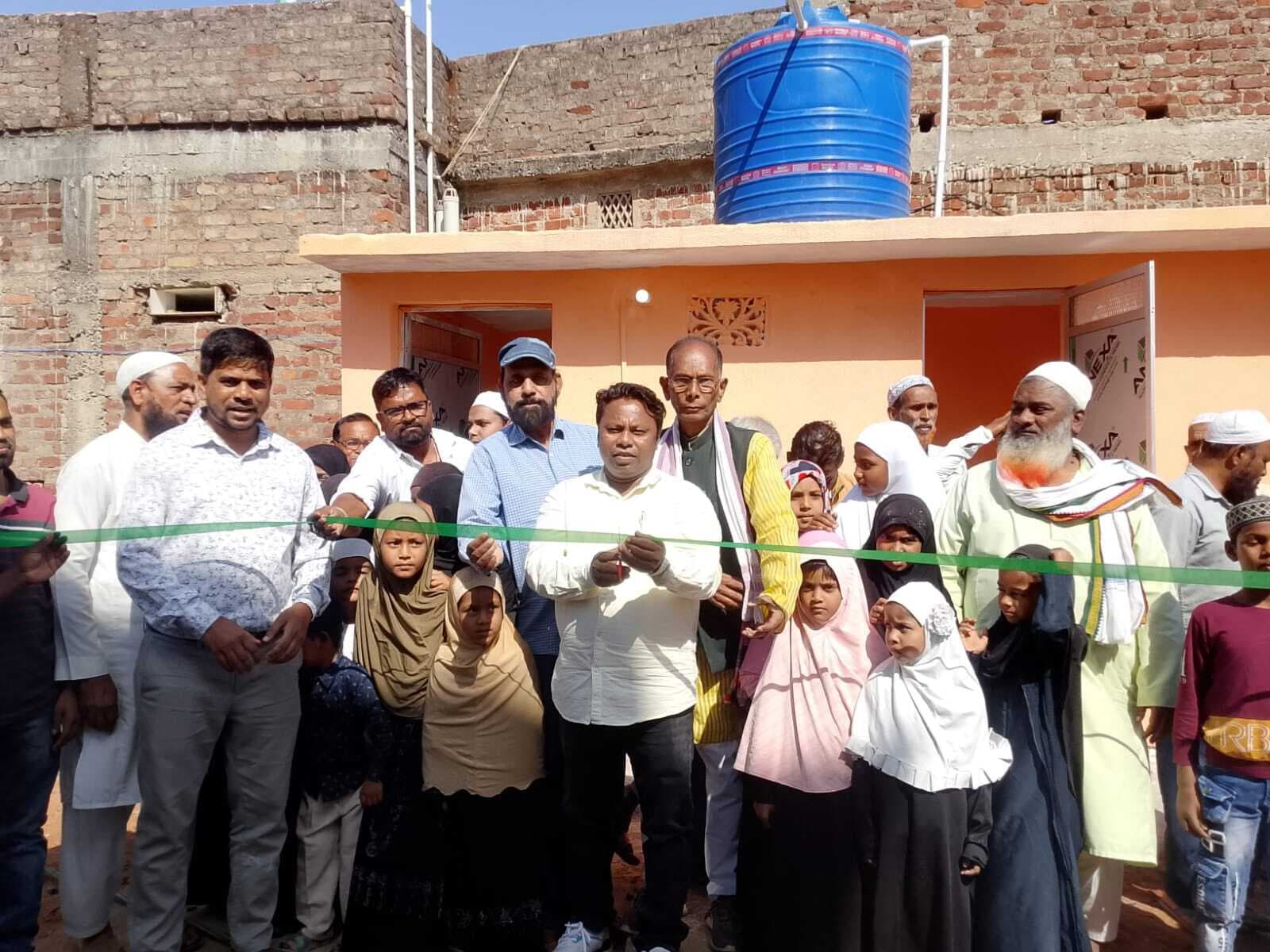 नवनिर्मित शौचालय का विधायक ने किया उद्घाटन