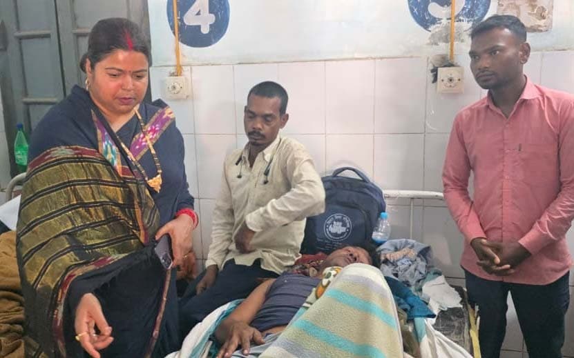 घायलों से मिल नूतन गुप्ता ने ली स्वास्थ्य की जानकारी