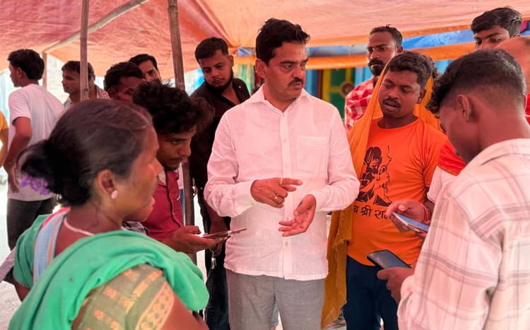 शोकाकुल परिजनों से मिल जितेंद्र यादव ने की आर्थिक मदद