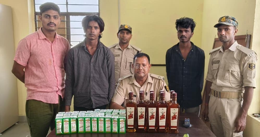 दो तस्कर गिरफ्तार, 45 टेट्रा पैक व नौ बोतल शराब जब्त