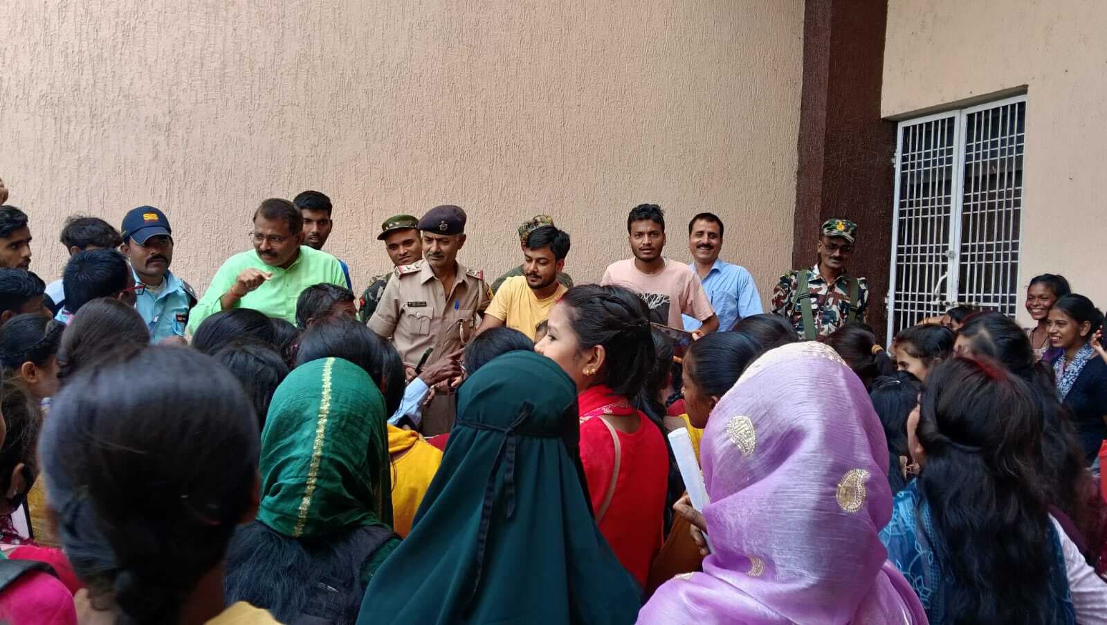 स्नातक प्रथम सेमेस्टर की परीक्षा रद होने के बाद भी परीक्षा देने पहुंचे परीक्षार्थी, बैरंग लौटे तो पूर्णिया विवि पहुंच किया हंगामा