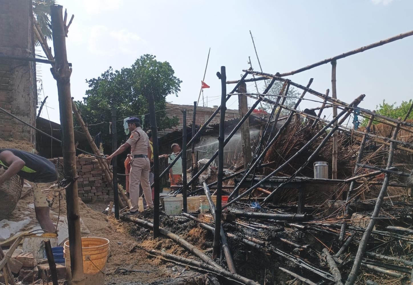 गोलभट्टा में आग लगने से दो घर जलकर राख, लाखों का नुकसान