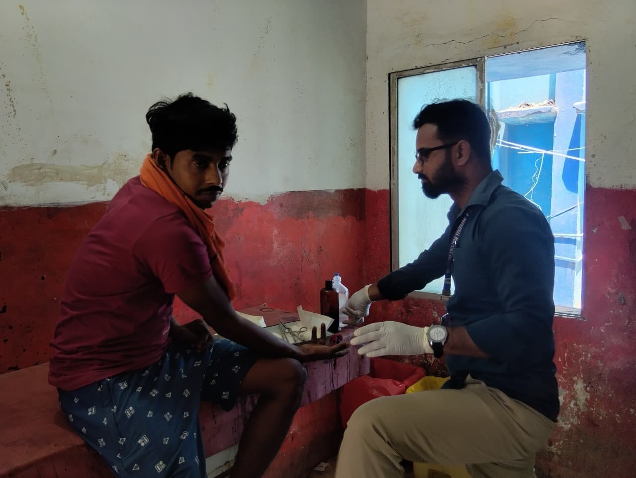 ट्रैक्टर के फार में फंसने से युवक हुआ जख्मी