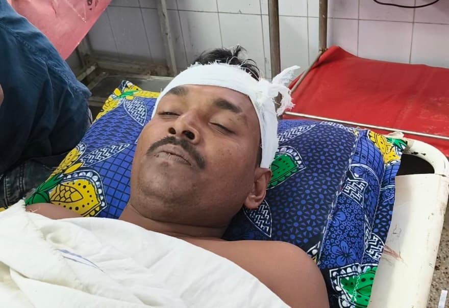 माफिया ने ड्यूटी पर तैनात वनकर्मी को पीट-पीटकर किया अधमरा, रेफर