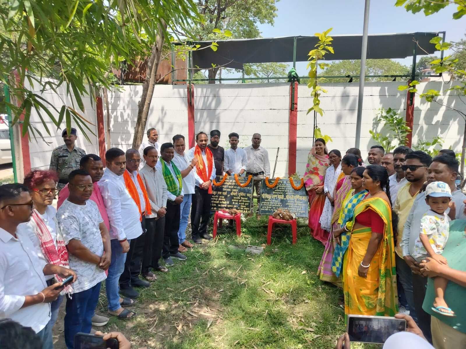 jamshedpur news. टुइलाडुंगरी हो समाज सरना स्थल पर स्ट्रीट लाइट व डीप बोरिंग चापाकल का शिलान्यास