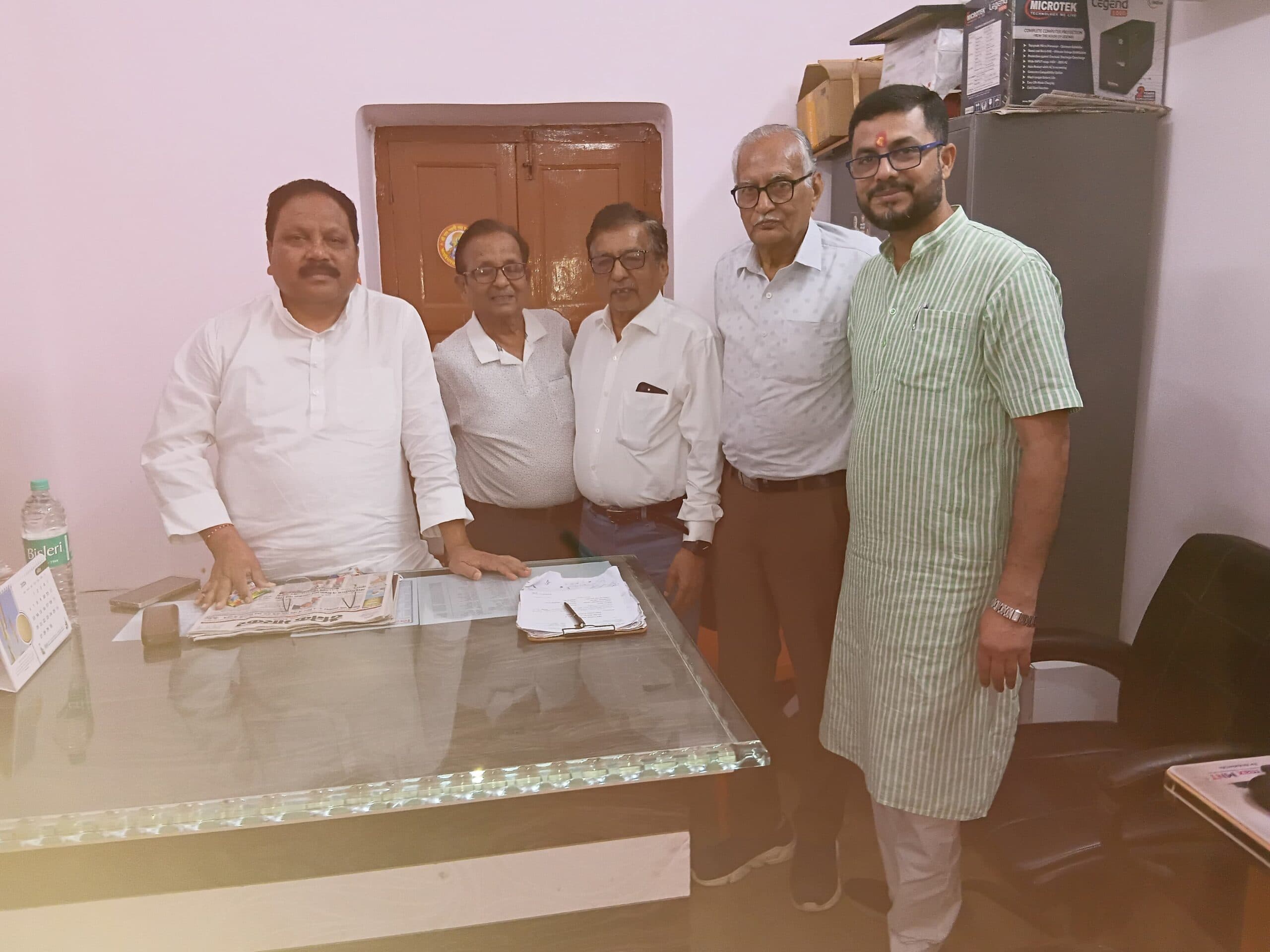 रेल विस्तारीकरण व यात्री सुविधाओं को ले सांसद से की चर्चा