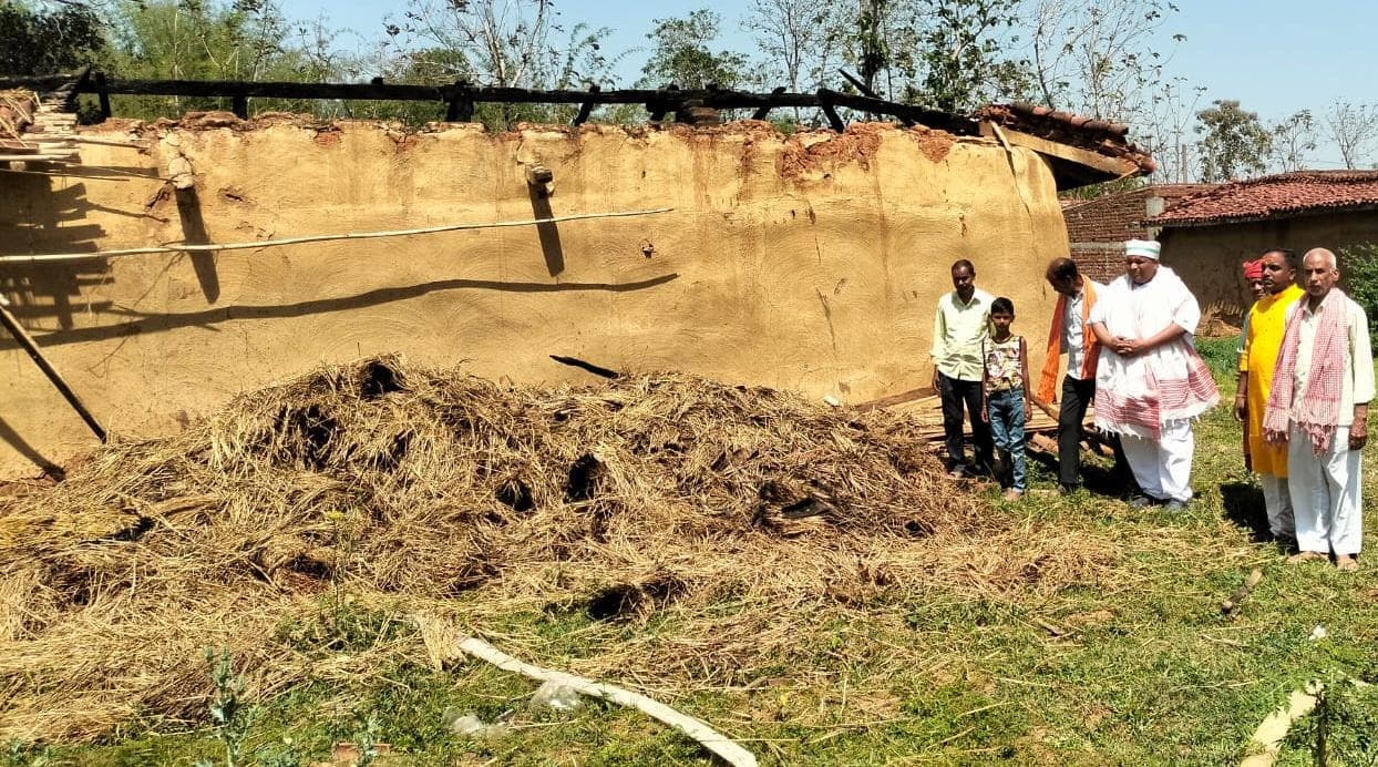 आग में खपरैल घर समेत 70 हजार की संपत्ति खाक