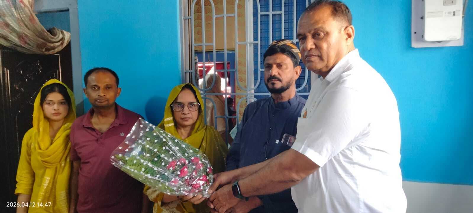 हज यात्रियों को गुलदस्ता भेंट कर दी विदाई