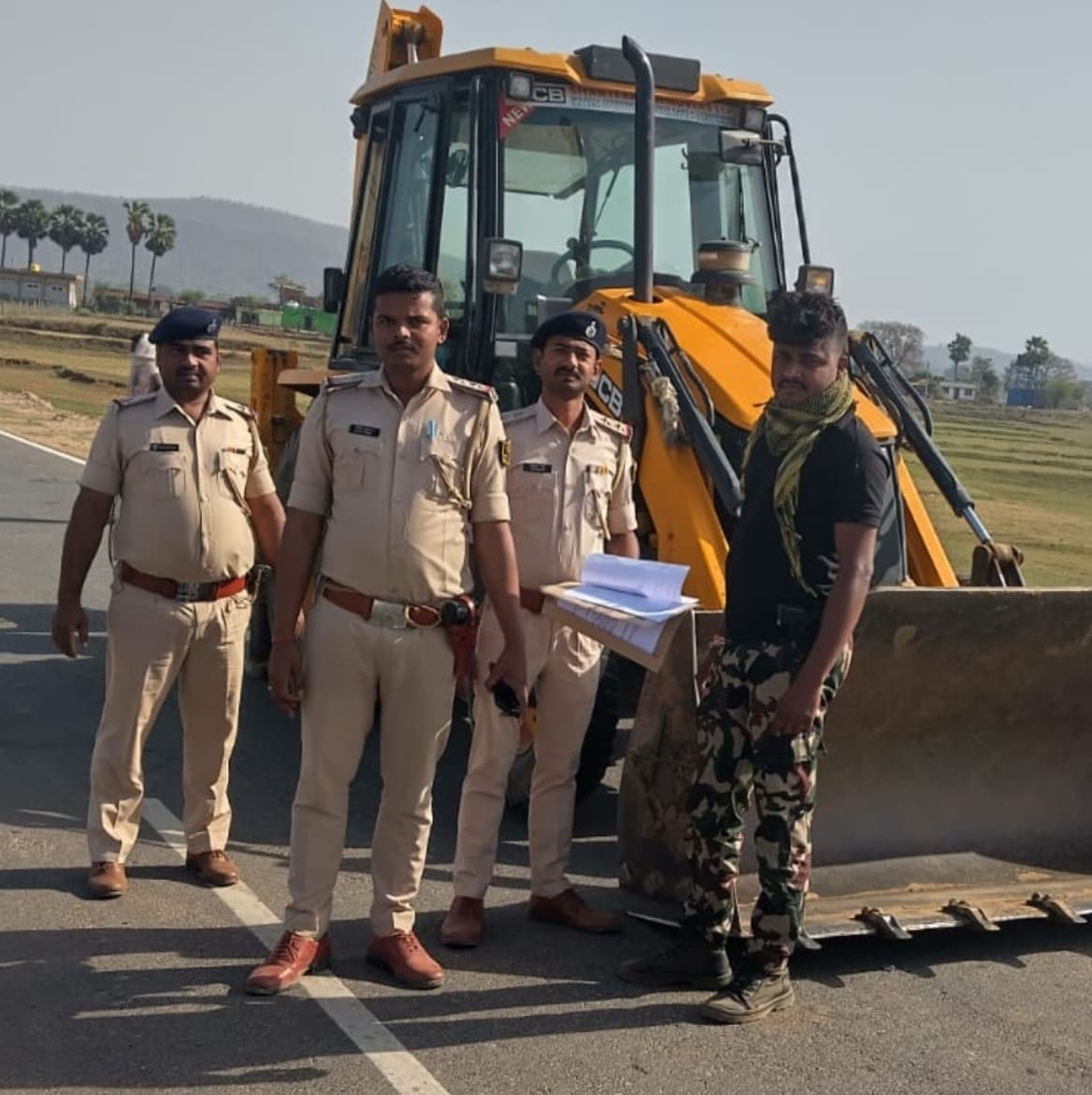 जबरन घर तोड़ने में इस्तेमाल जेसीबी रोपाबेल गांव से बरामद