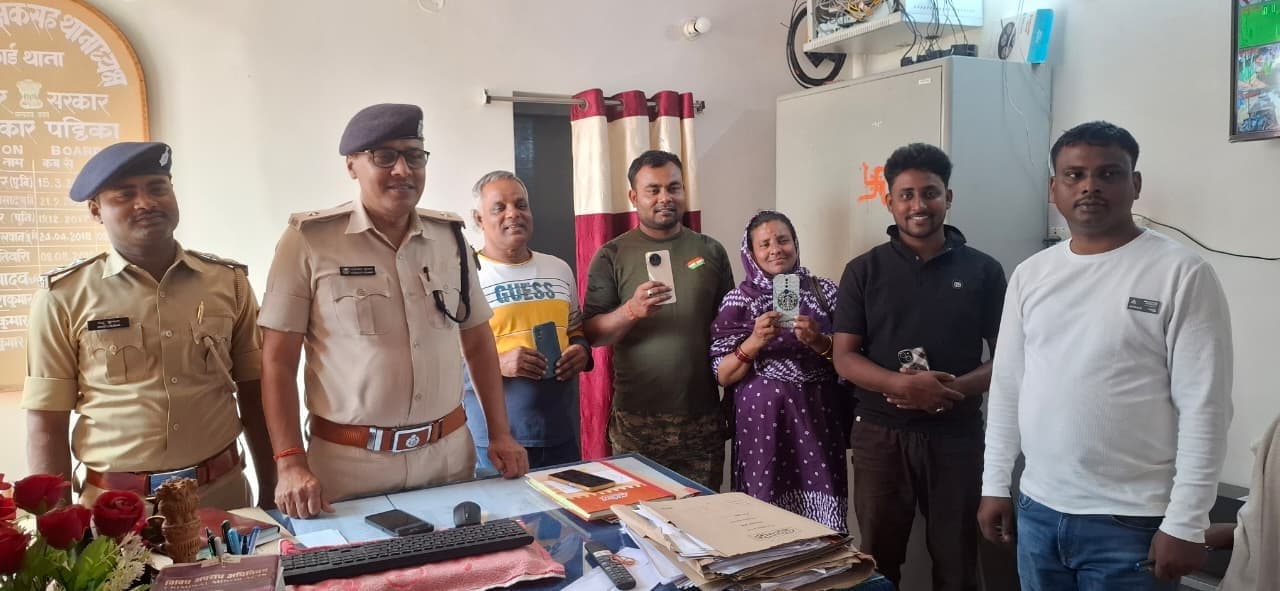 महीनों बाद गुम हुआ मिला मोबाइल, खिले  लोगों के चेहरे
