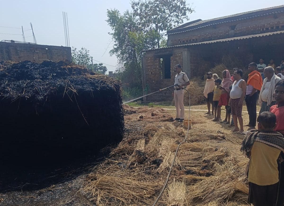 तितायचक में चिंगारी से नेवाड़ी में लगी आग