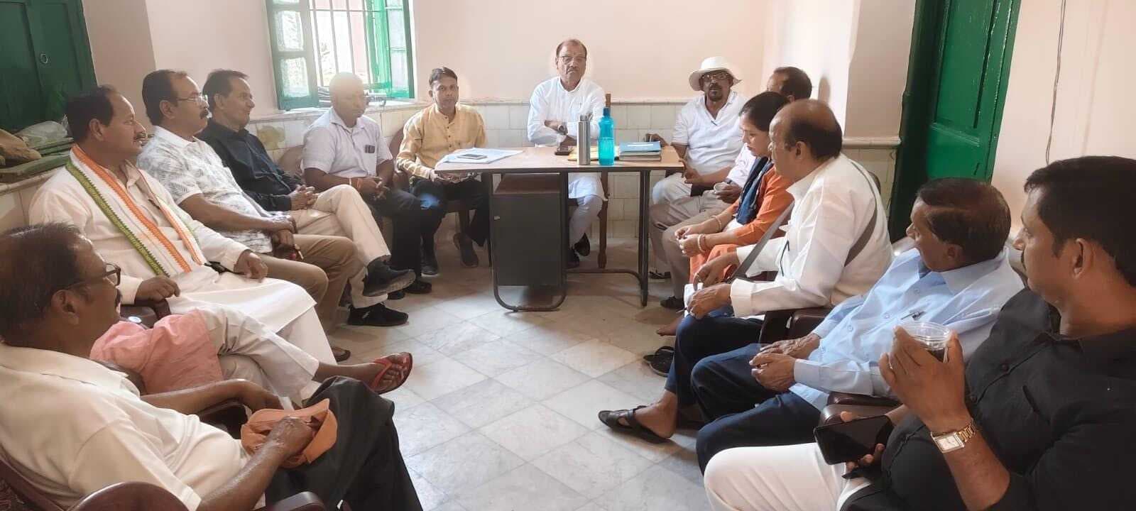 रेडक्रॉस सोसायटी के सदस्यों ने की मंत्रणा