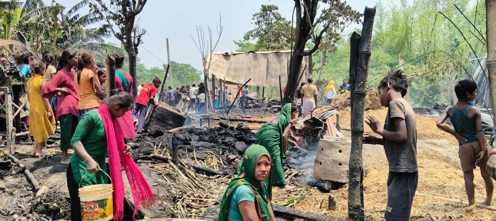 बेला नोवाद में आग लगने से आधा दर्जन घर जलकर राख, आग की उठती लपटों में मां बेटा झुलसा