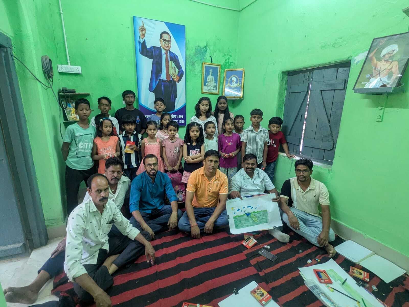 अंबेडकर जयंती पर बच्चों के बीच हुई चित्रकला प्रतियोगिता