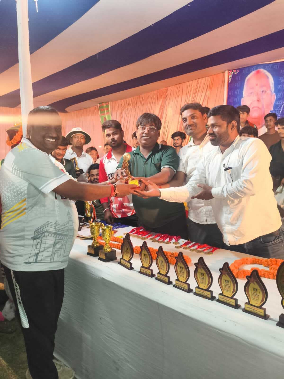 डे-नाइट क्रिकेट टूर्नामेंट के फाइनल मुकाबला में मुंगेर की टीम बना विजेता